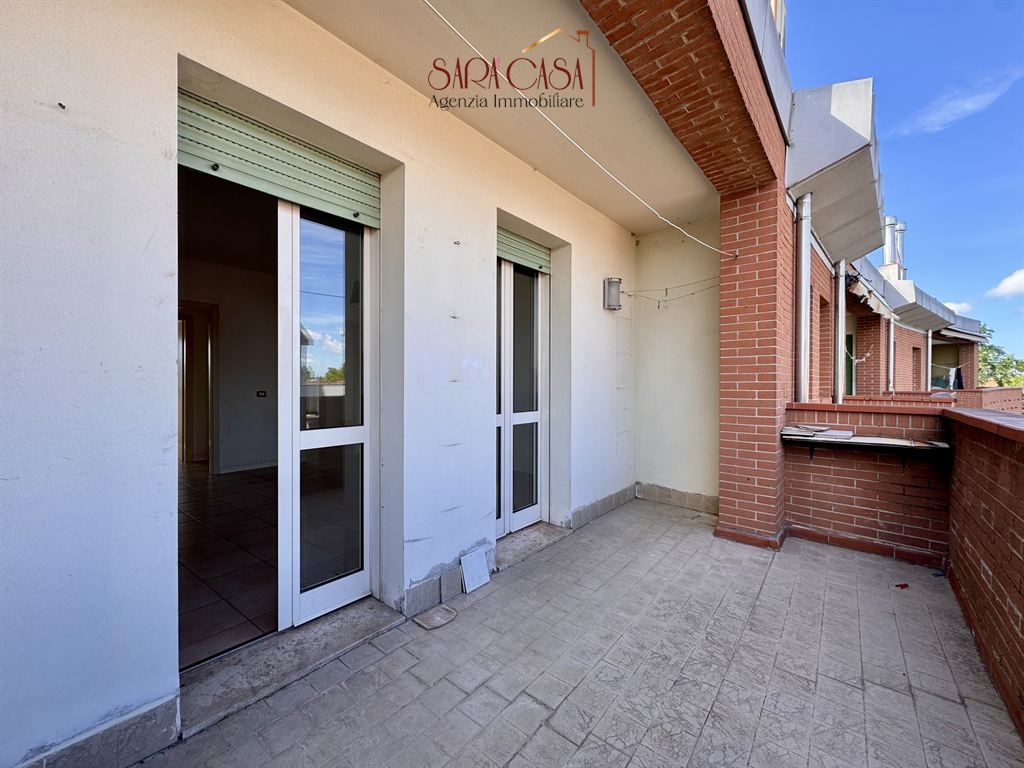 Luminoso appartamento con due camere, terrazzo e garage