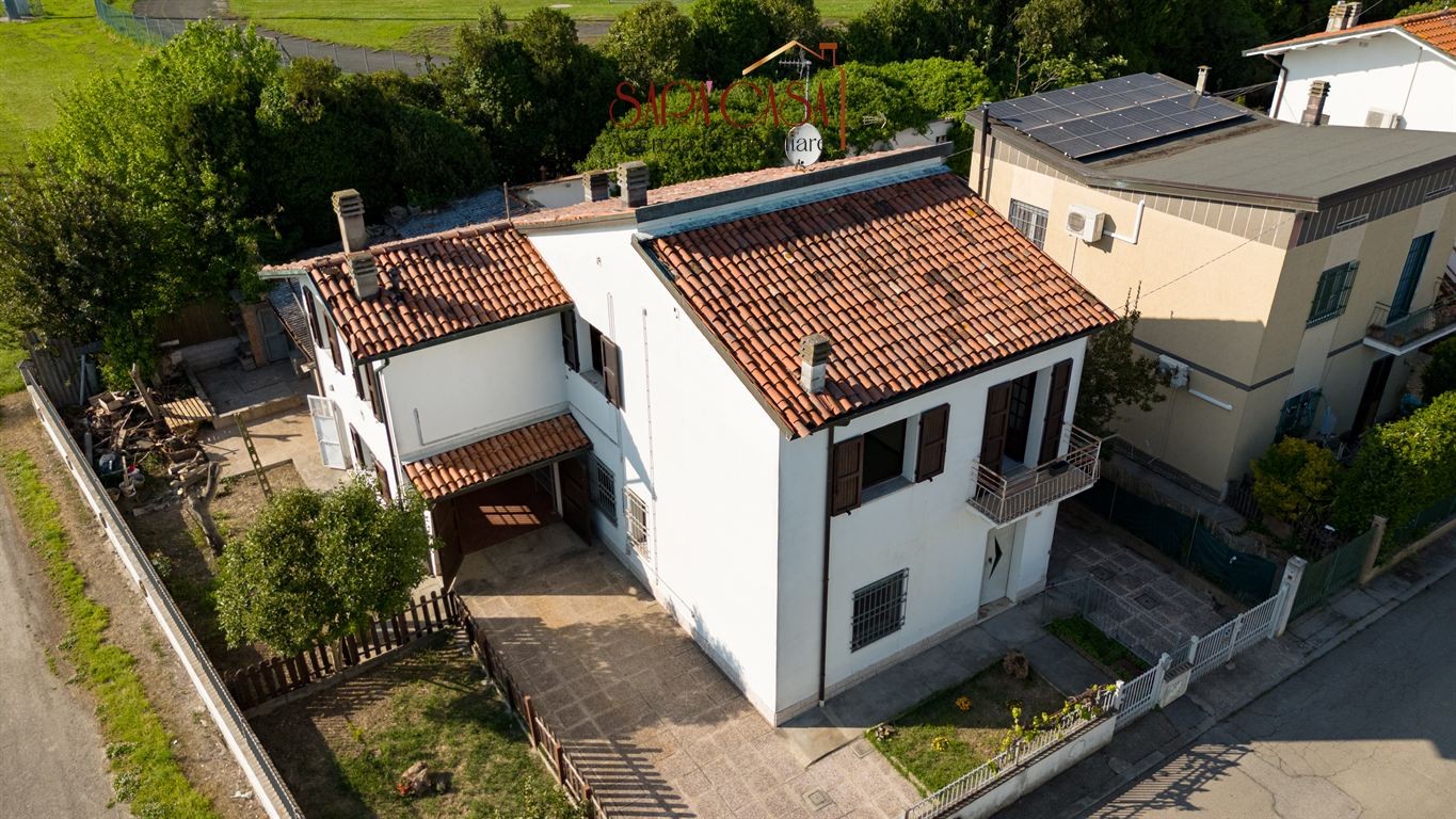 Casa indipendente di ampie metrature con corte e servizi annessi