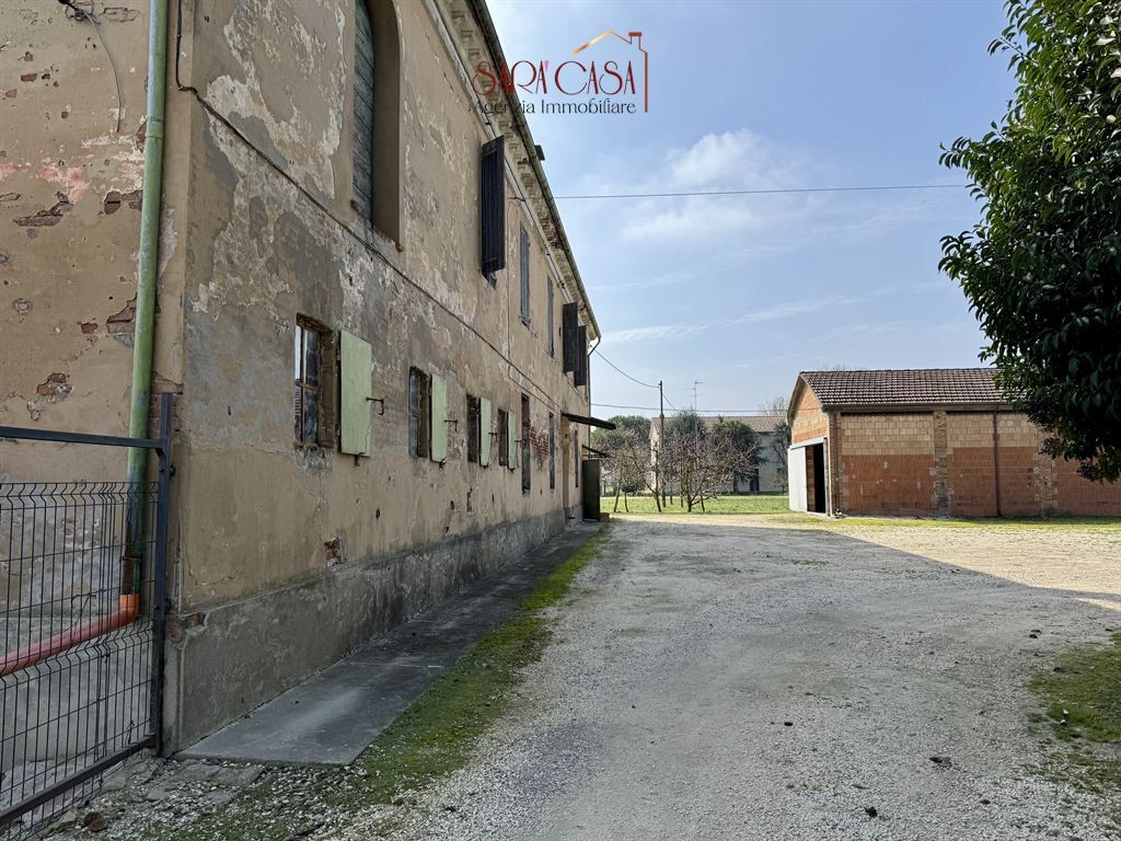 Ampia casa colonica con servizzi annessi e corte esclusiva