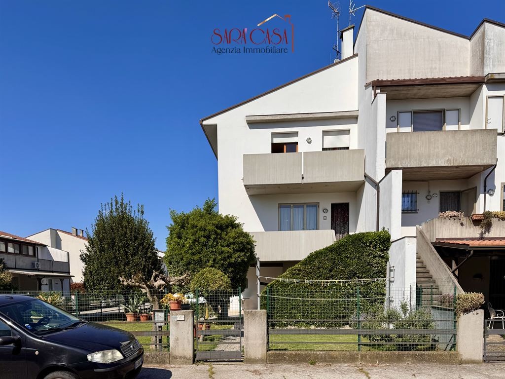 Villetta su tre piani con tre camere e giardino esclusivo