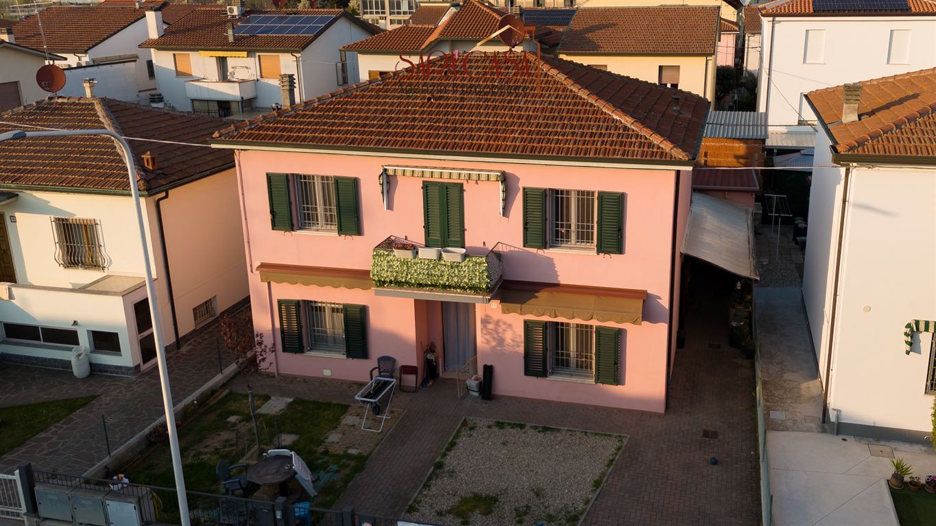 Casa bifamiliare con ampi servizi e corte esclusiva