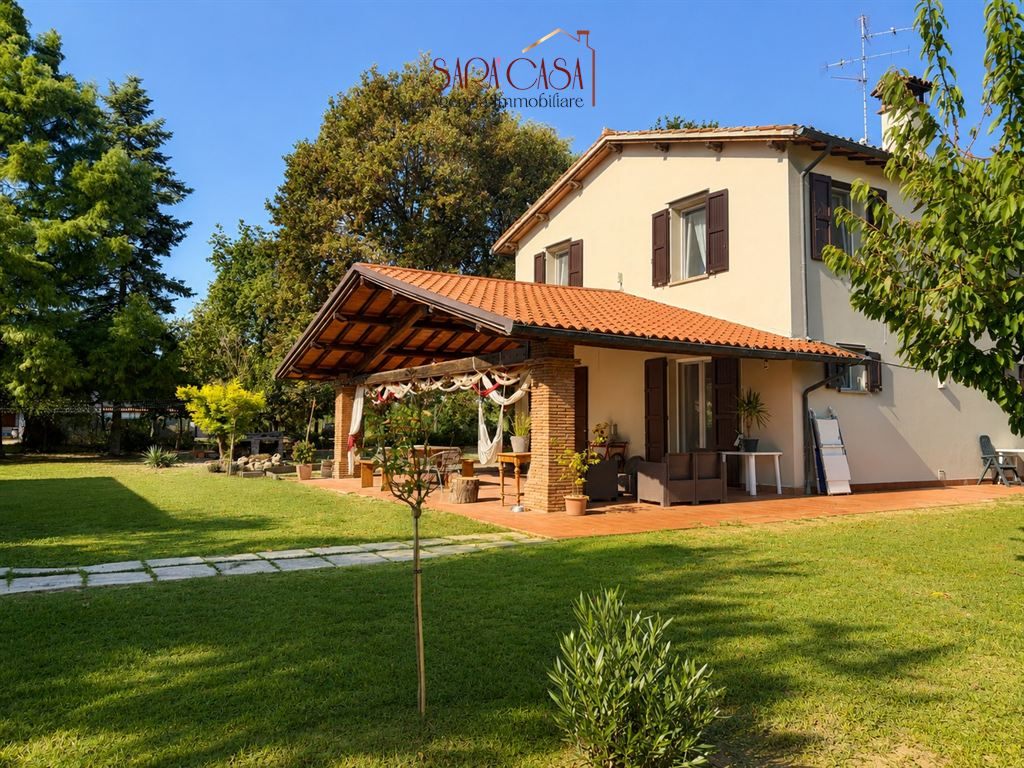 Casa semindipendente con 5 camere e giardino privato di oltre 500 mq