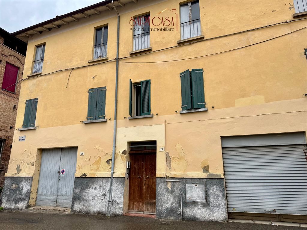 Fabbricato con due unità abitative, garage e negozio