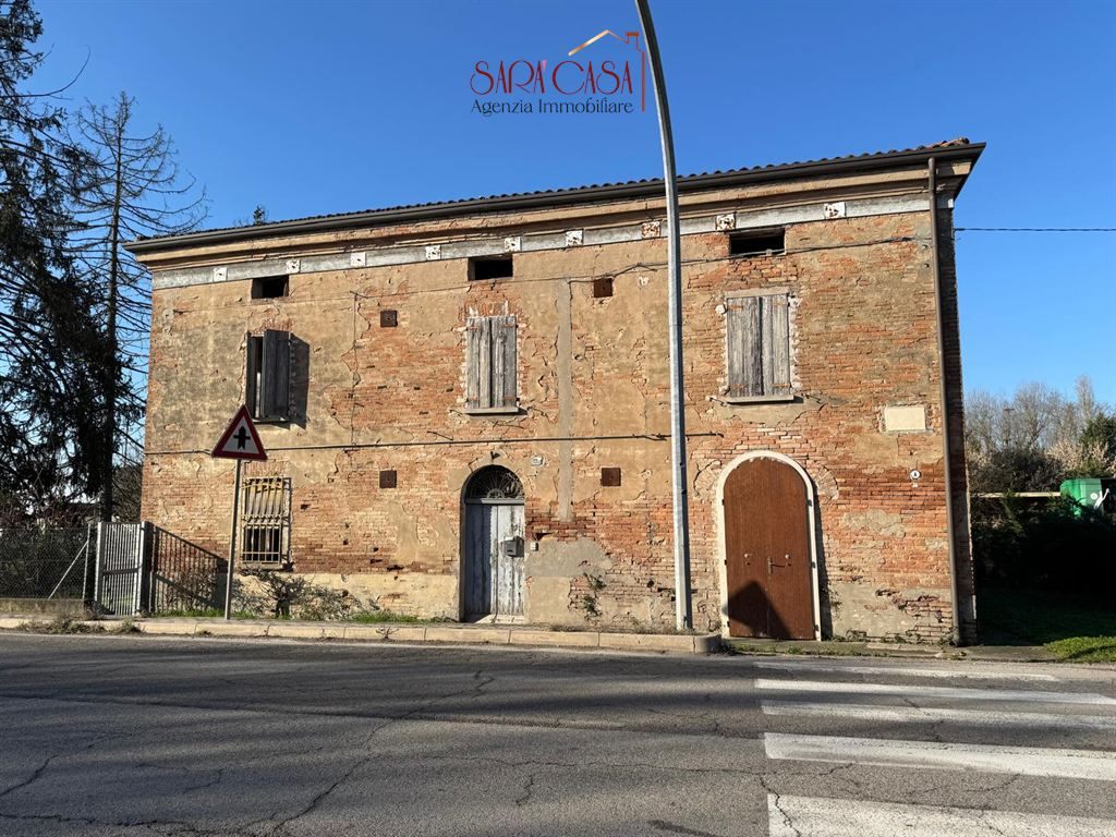 Casa indipendente su lotto di circa 1200 mq con laboratorio e proservizi
